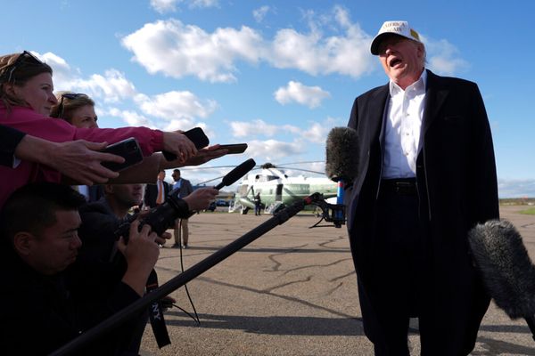 Τραμπ: Να σταματήσει ο Πούτιν να πυροβολεί και να υπογράψει