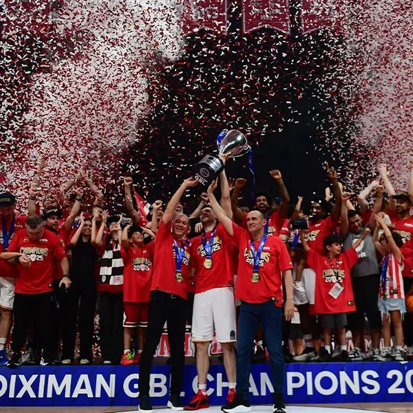 Ο Ολυμπιακός στέφθηκε πρωταθλητής στο ΣΕΦ: 85-71 επί του Παναθηναϊκού