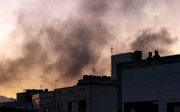 Σφοδρές ισραηλινές επιδρομές στην Τεχεράνη – Ο Τραμπ ζητά «άνευ όρων παράδοση» - Xαμενεΐ: Η μάχη ξεκινά