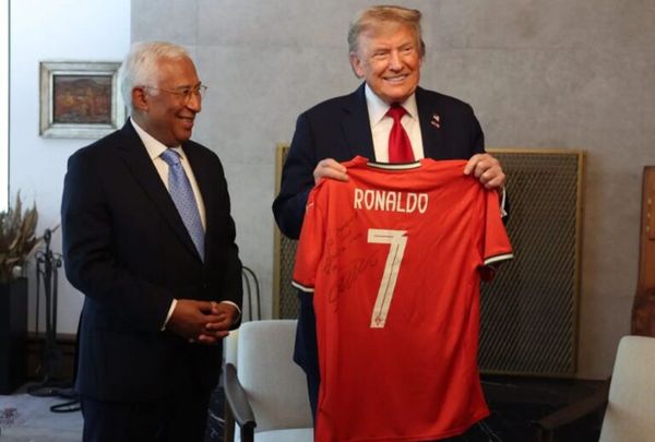Ο Κριστιάνο Ρονάλντο χάρισε φανέλα της εθνικής στον Ντόναλντ Τραμπ με μήνυμα για την ειρήνη