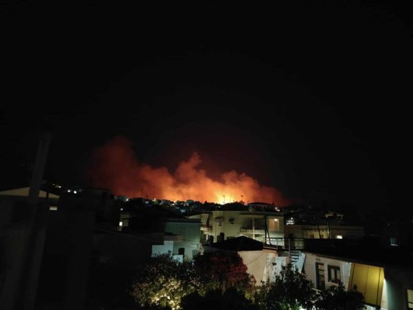 Εφιαλτική νύχτα στη Χίο: Σε απόσταση λίγων μέτρων από τα σπίτια η φωτιά