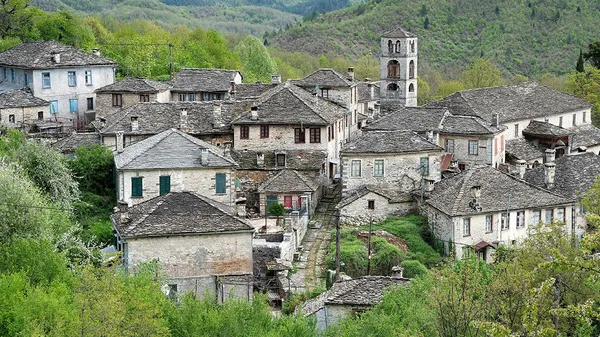 Κατατέθηκε στη Βουλή η τροπολογία του ΥΠΕΝ για τη δόμηση σε οικισμούς με λιγότερους από 2.000 κατοίκους