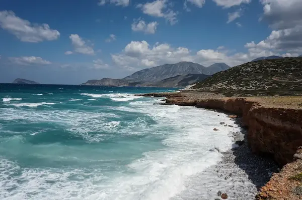Καιρός: Μικρή ανάσα δροσιάς – Εξασθενεί το μελτέμι πριν την επιστροφή του το Σάββατο