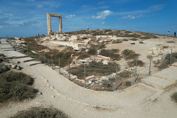 Μόνιμη περίφραξη τοποθετήθηκε στην Πορτάρα Νάξου