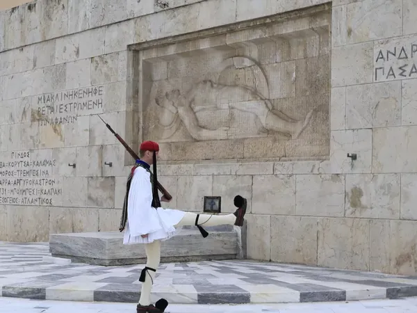 Ο Άγνωστος Στρατιώτης: Η διαχρονική ιστορία ενός εθνικού μνημείου - Τι συμβολίζει