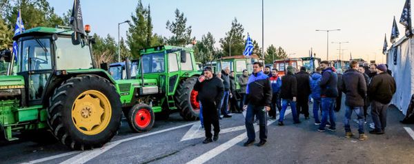 Κλιμακώνουν οι αγρότες: Αποκλεισμοί ως τα σύνορα και μπλόκα από τη Νίκαια ως τον Έβρο