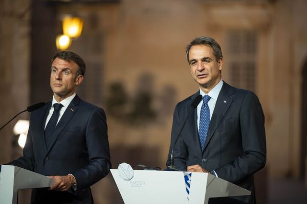 Στην Κύπρο ο Μητσοτάκης: Κρίσιμη συνάντηση με Μακρόν και Χριστοδουλίδη στην Πάφο