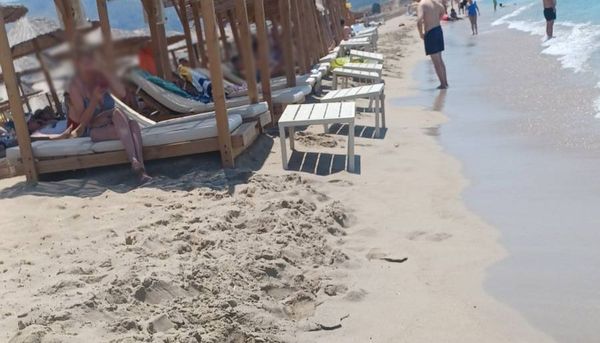 Αντιδράσεις για τις αυξήσεις στις μισθώσεις παραλιών στη Ρόδο – Προειδοποίηση για ακριβότερες ξαπλώστρες