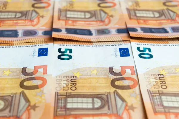 Φορολογική ενημερότητα με χρέη στην Εφορία: Οι «κόφτες», οι παρακρατήσεις και οι εξαιρέσεις