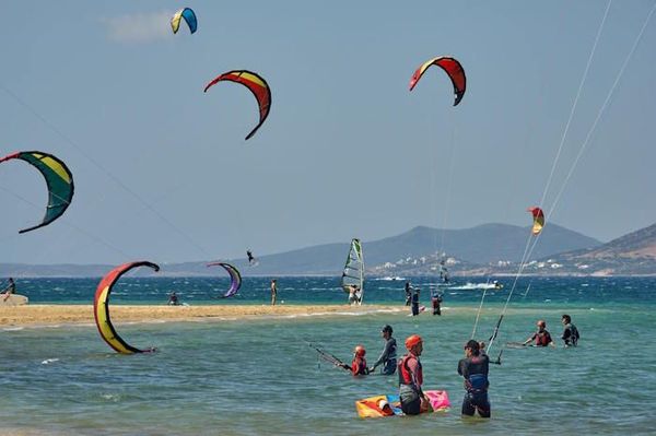 Η Πάρος στους κορυφαίους προορισμούς για Kite Surfing με αναγνώριση από την TUI Musement και το Euronews