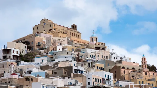 Νεκρή η γυναίκα που μαχαιρώθηκε στη Σύρο: Πήγε σε σπίτι ζευγαριού, λογομάχησε με τη γυναίκα, τη σκότωσε ο σύζυγος