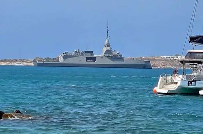 Η Belharra «ΚΙΜΩΝ», στο λιμάνι της Παροικιάς