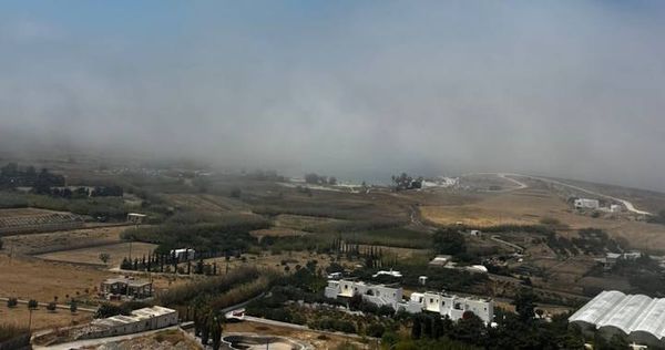 Απόκοσμες εικόνες στη Πάρο: Δυσκολία στη ναυσιπλοΐα λόγω έντονης καλοκαιρινής ομίχλης